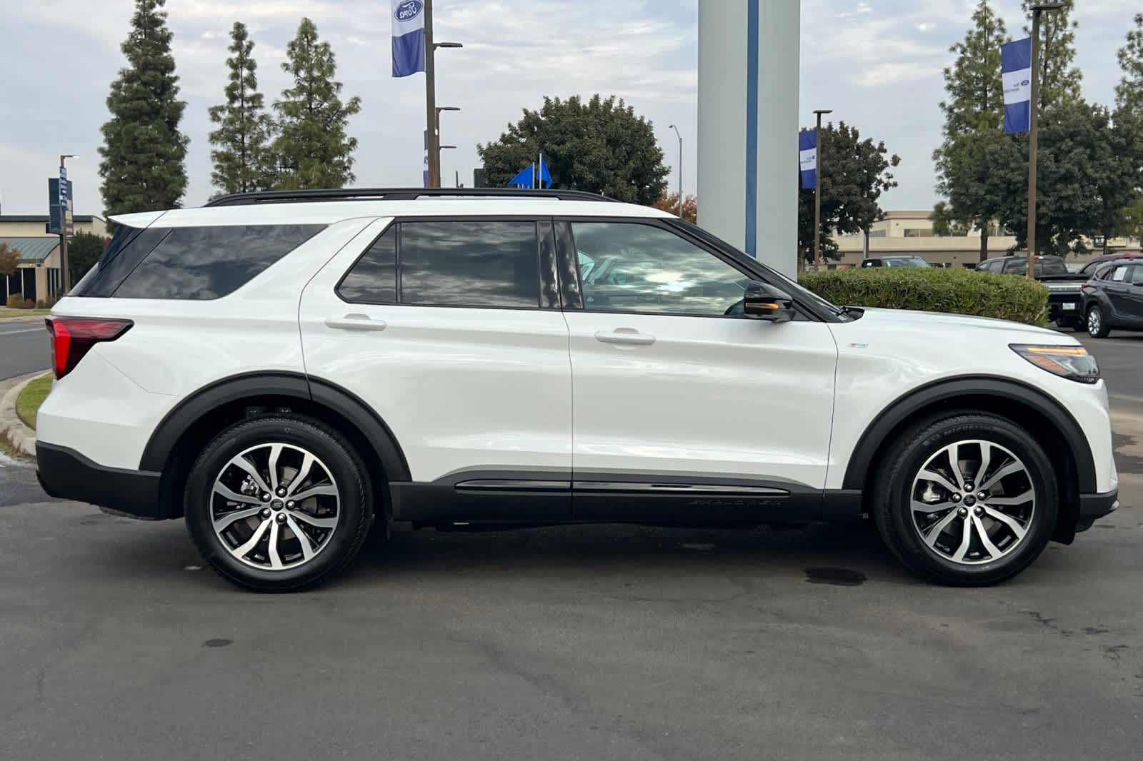 2025 Ford Explorer ST-Line 8