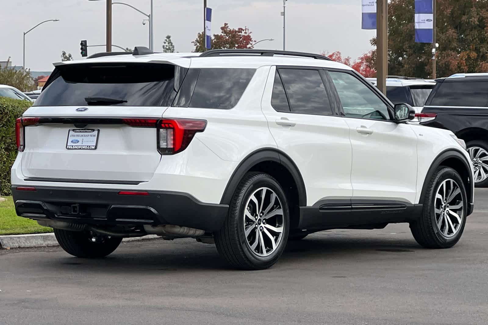 2025 Ford Explorer ST-Line 2