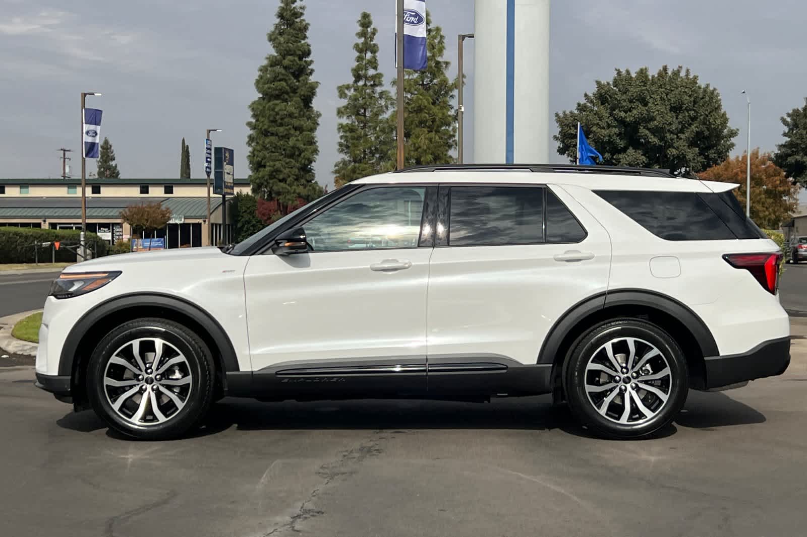 2025 Ford Explorer ST-Line 5