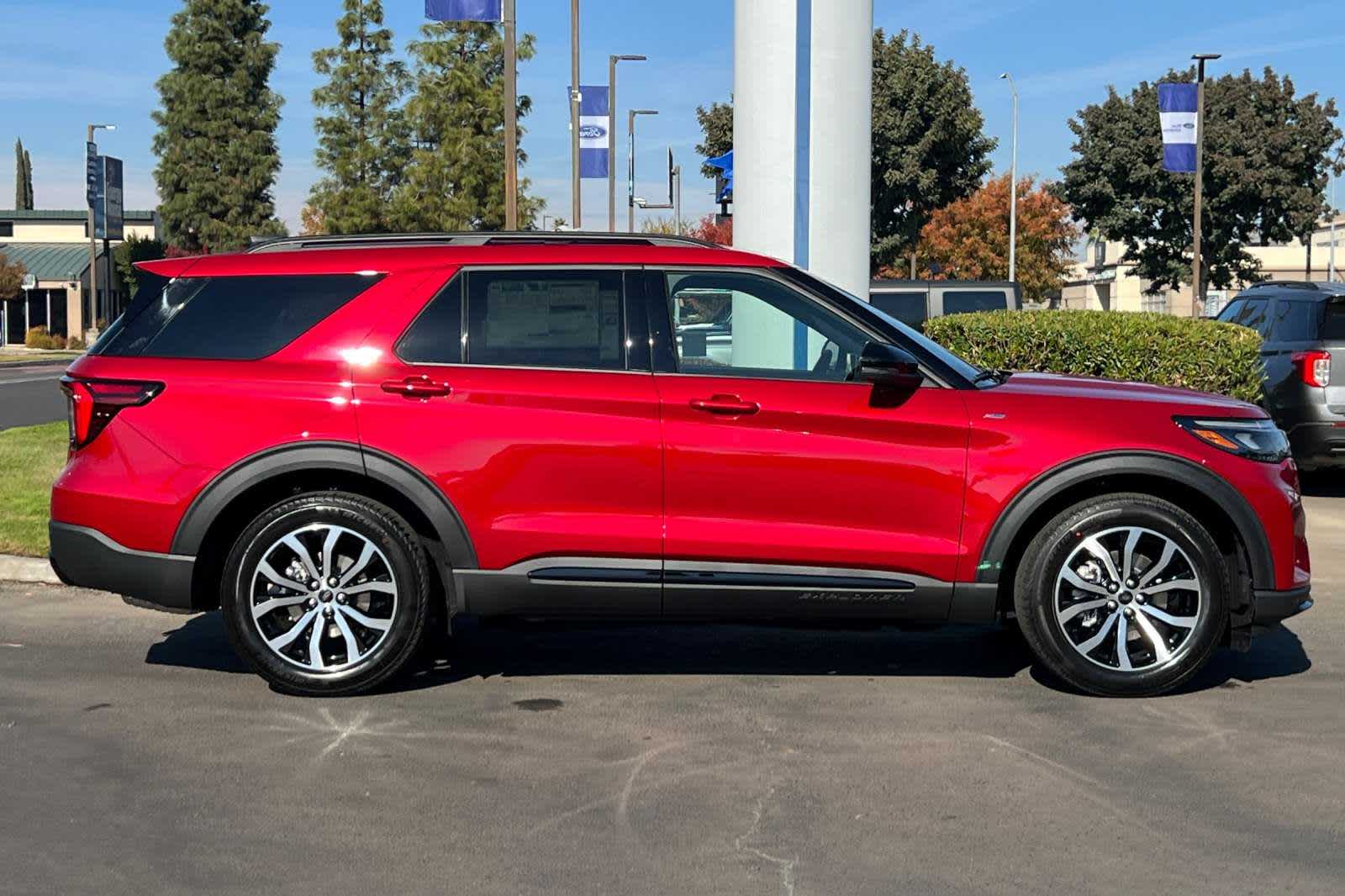 2025 Ford Explorer ST-Line 8