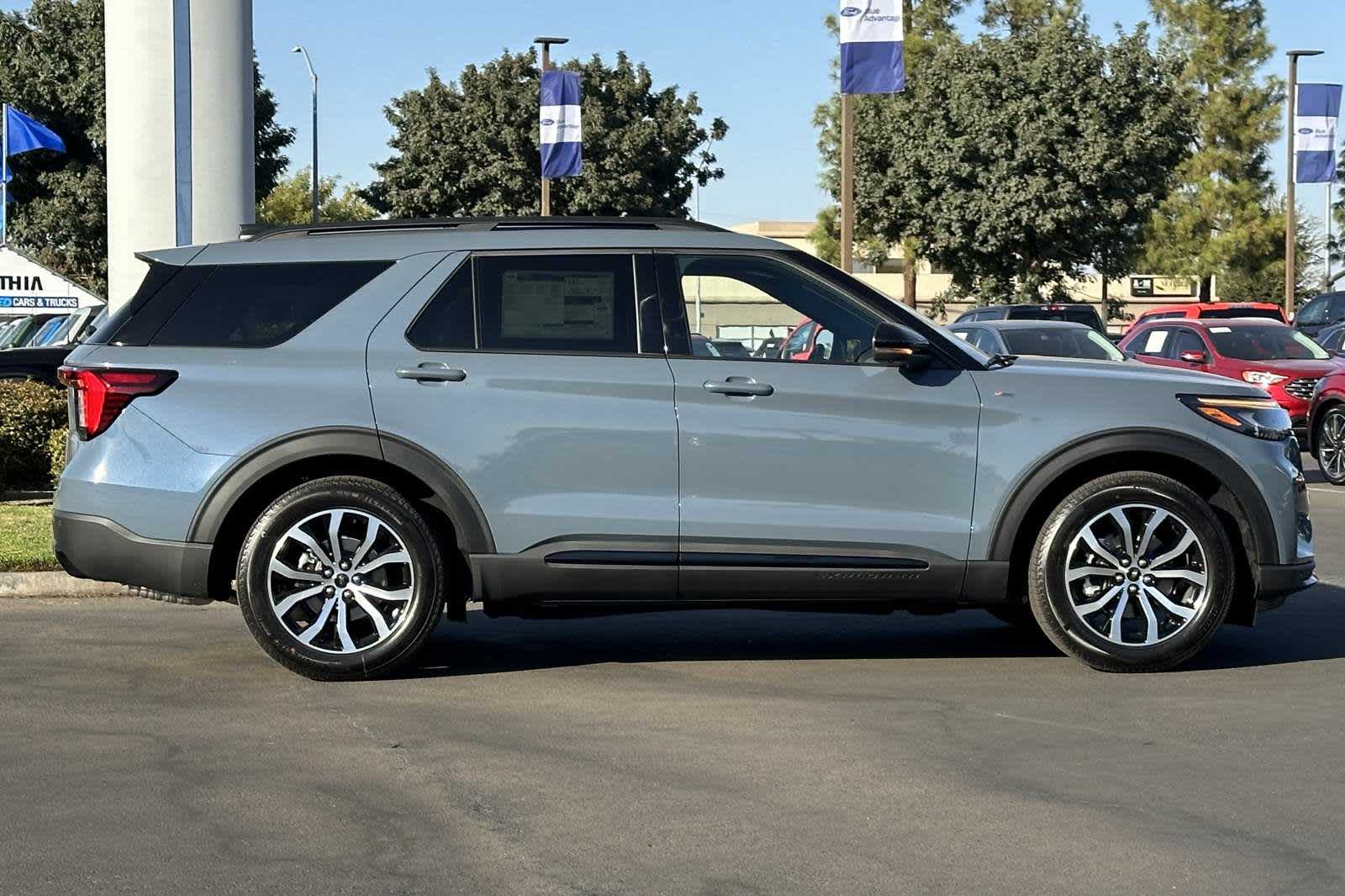 2025 Ford Explorer ST-Line 8