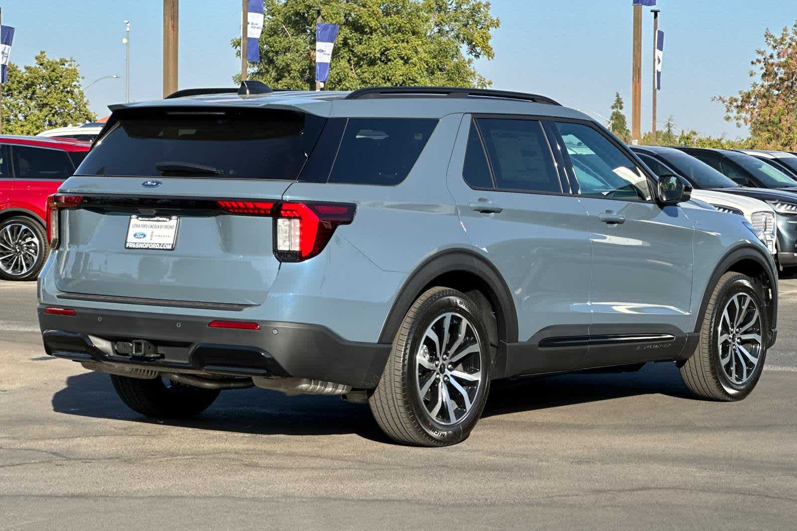 2025 Ford Explorer ST-Line 2