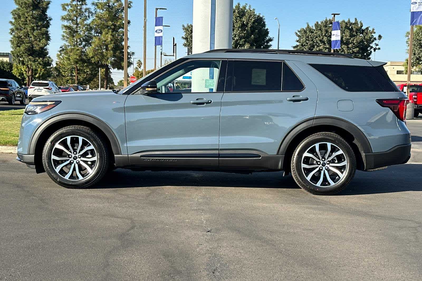 2025 Ford Explorer ST-Line 5