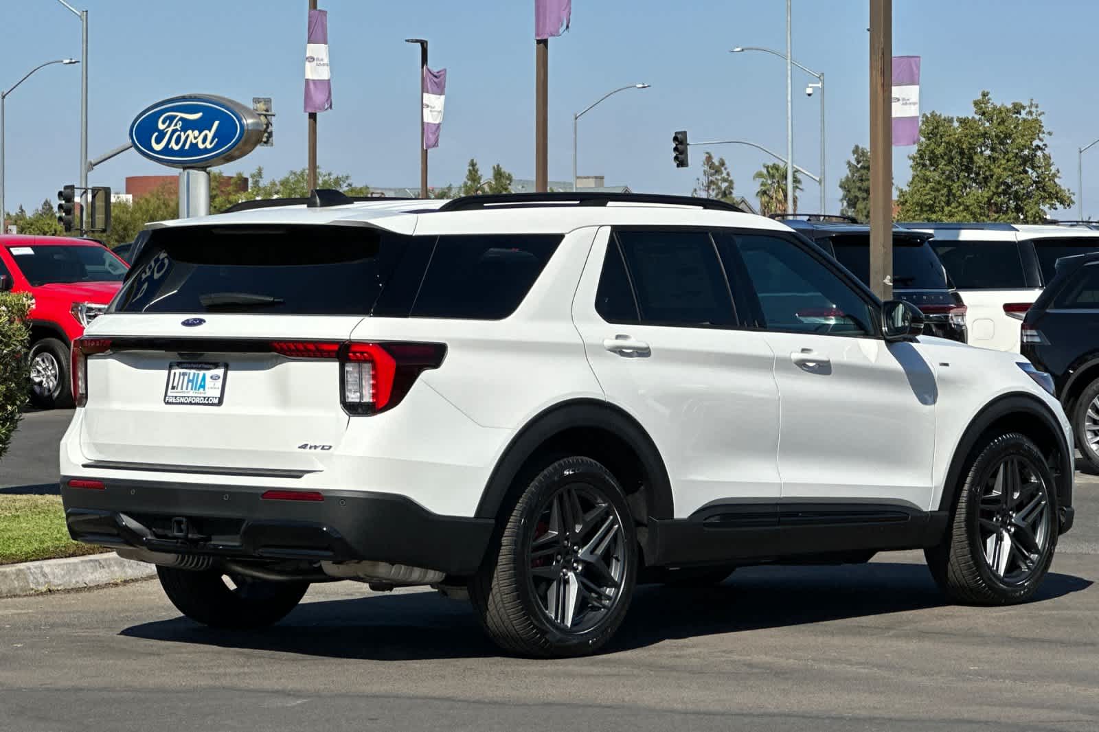 2025 Ford Explorer ST-Line 2