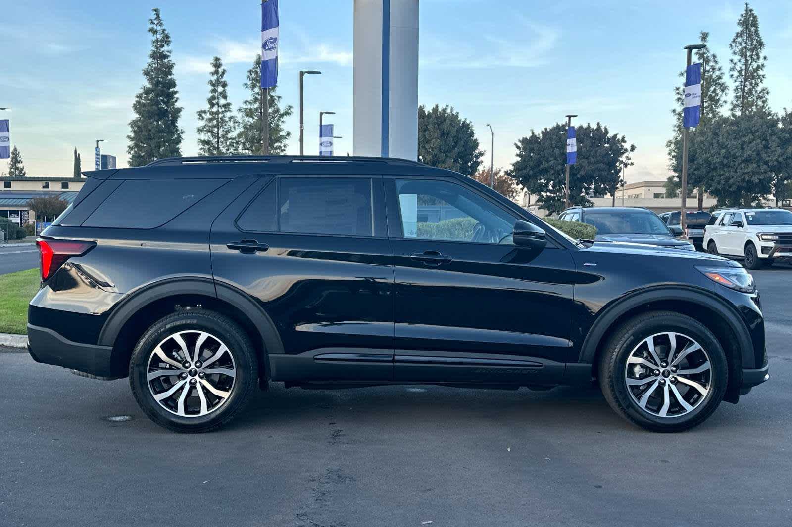 2025 Ford Explorer ST-Line 8