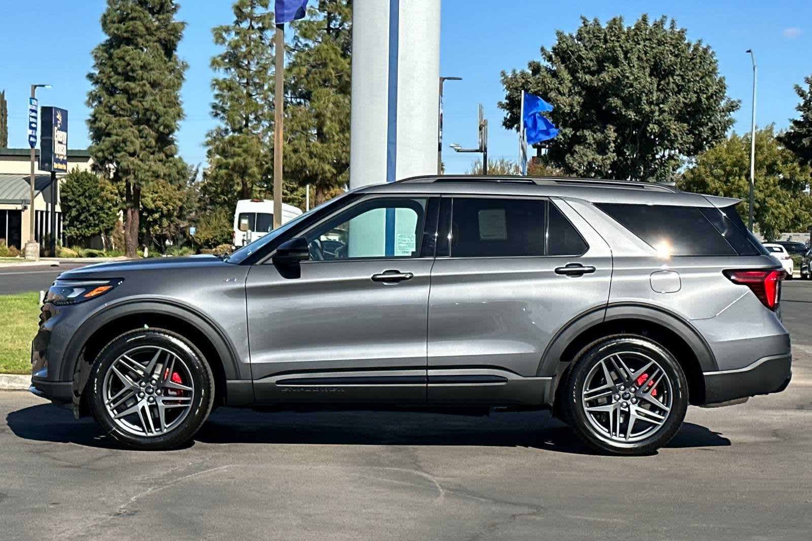 2025 Ford Explorer ST-Line 5