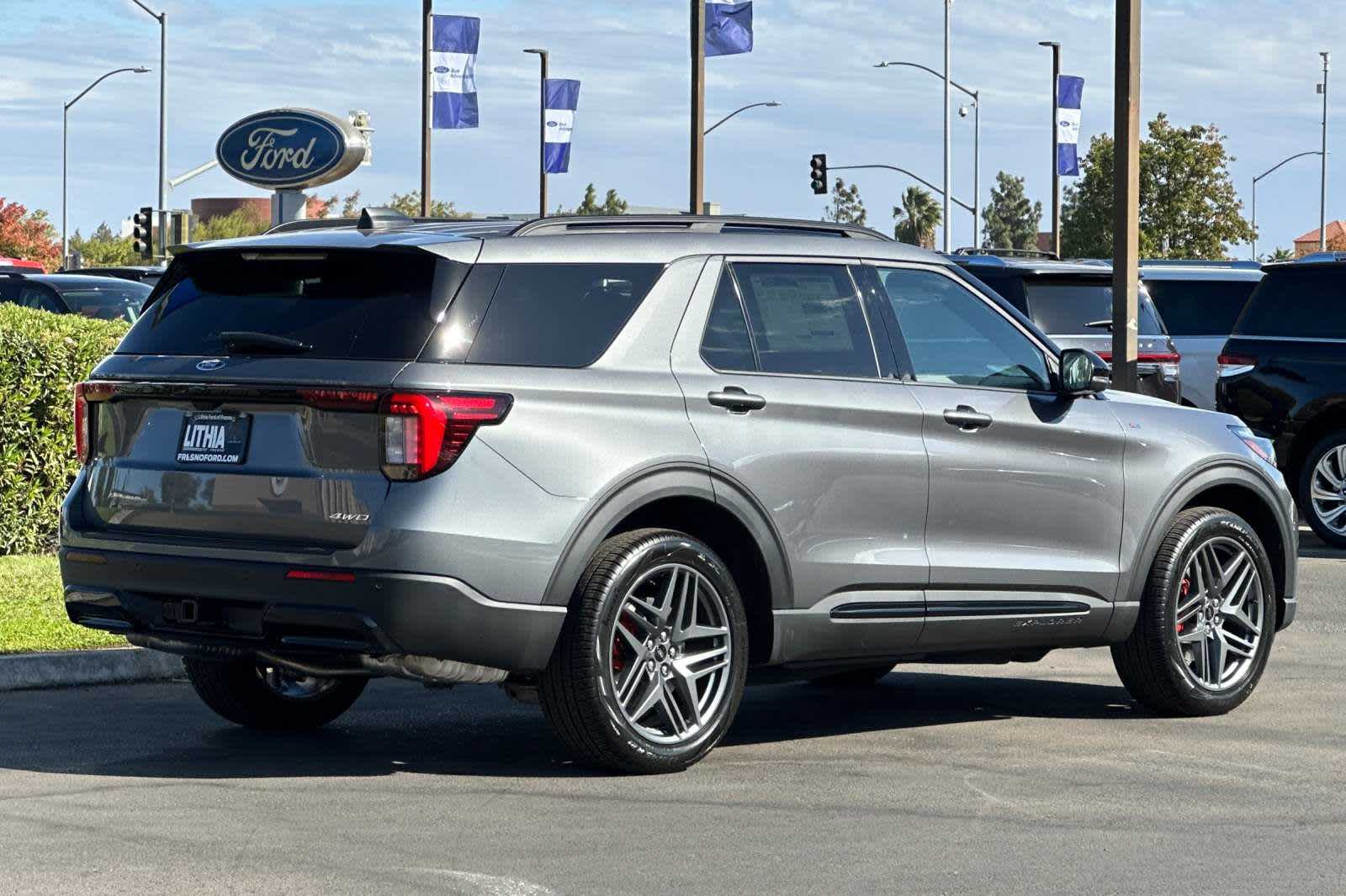 2025 Ford Explorer ST-Line 2