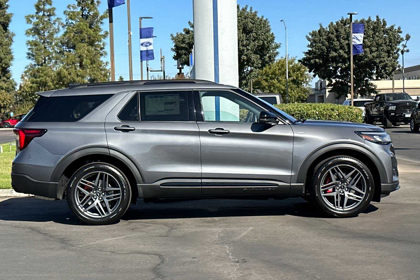 2025 Ford Explorer ST-Line 8