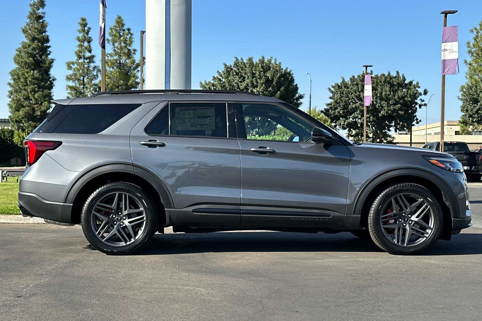 2025 Ford Explorer ST 8