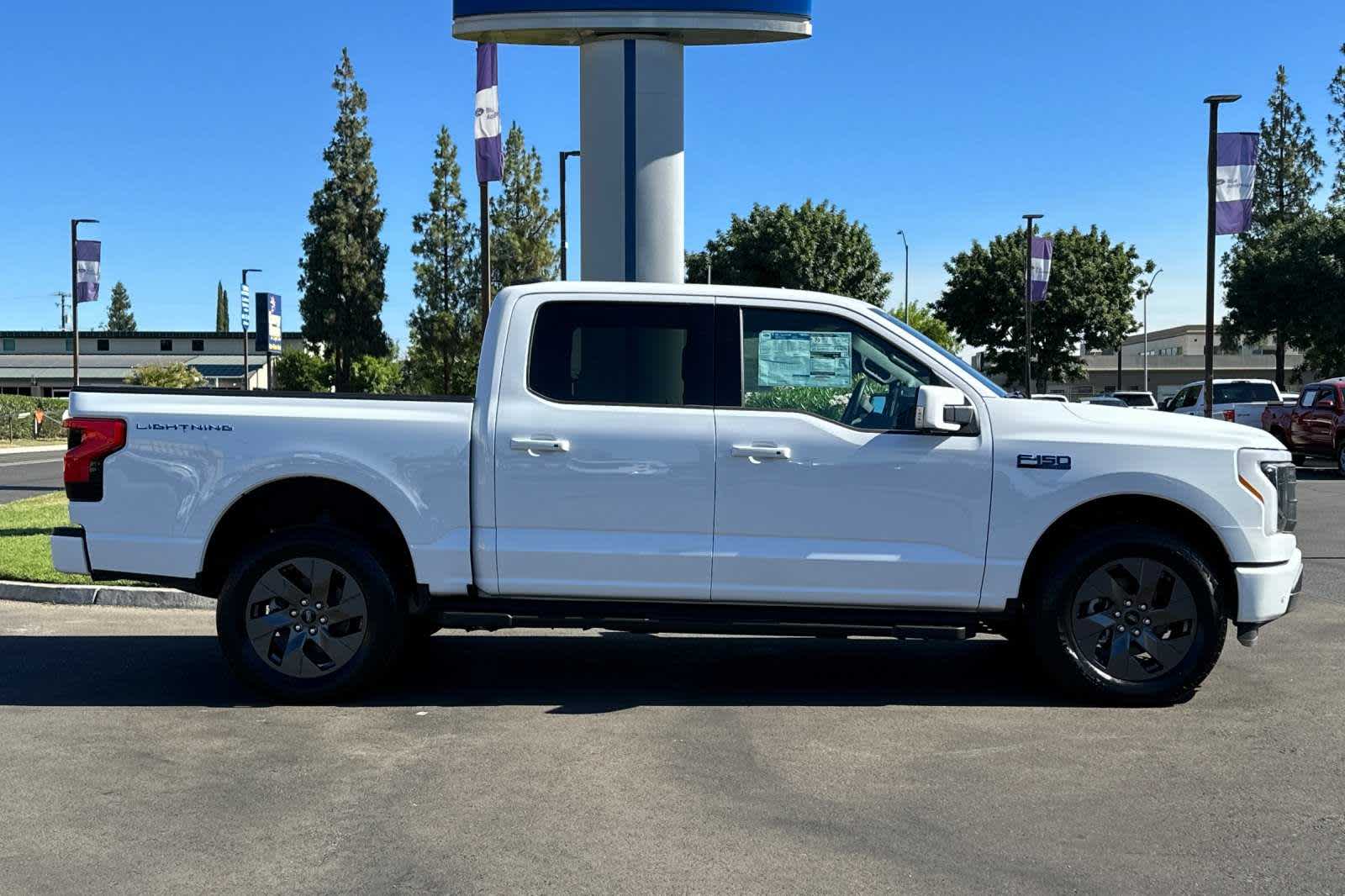 2024 Ford F-150 Lightning LARIAT 4WD SuperCrew 5.5 Box 8