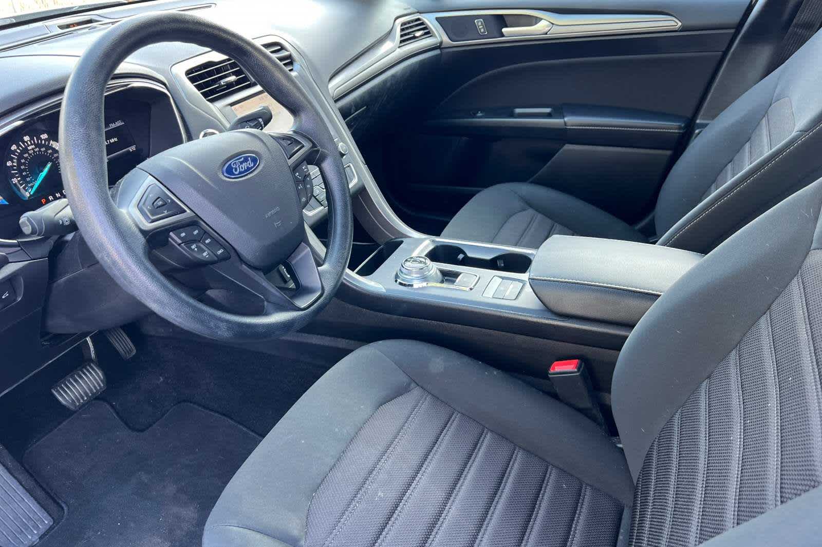 2020 Ford Fusion SE 11