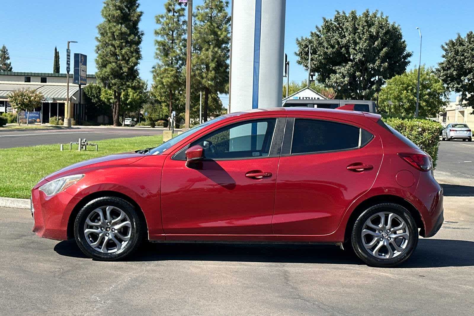 2020 Toyota Yaris Hatchback LE 5