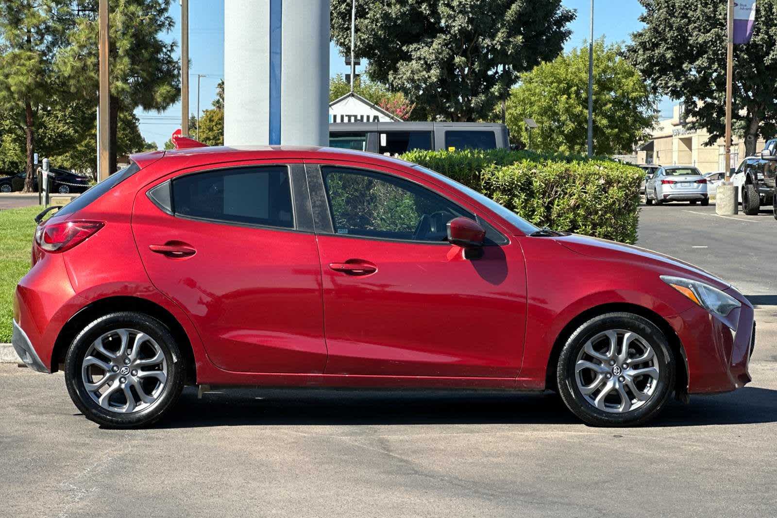 2020 Toyota Yaris Hatchback LE 8