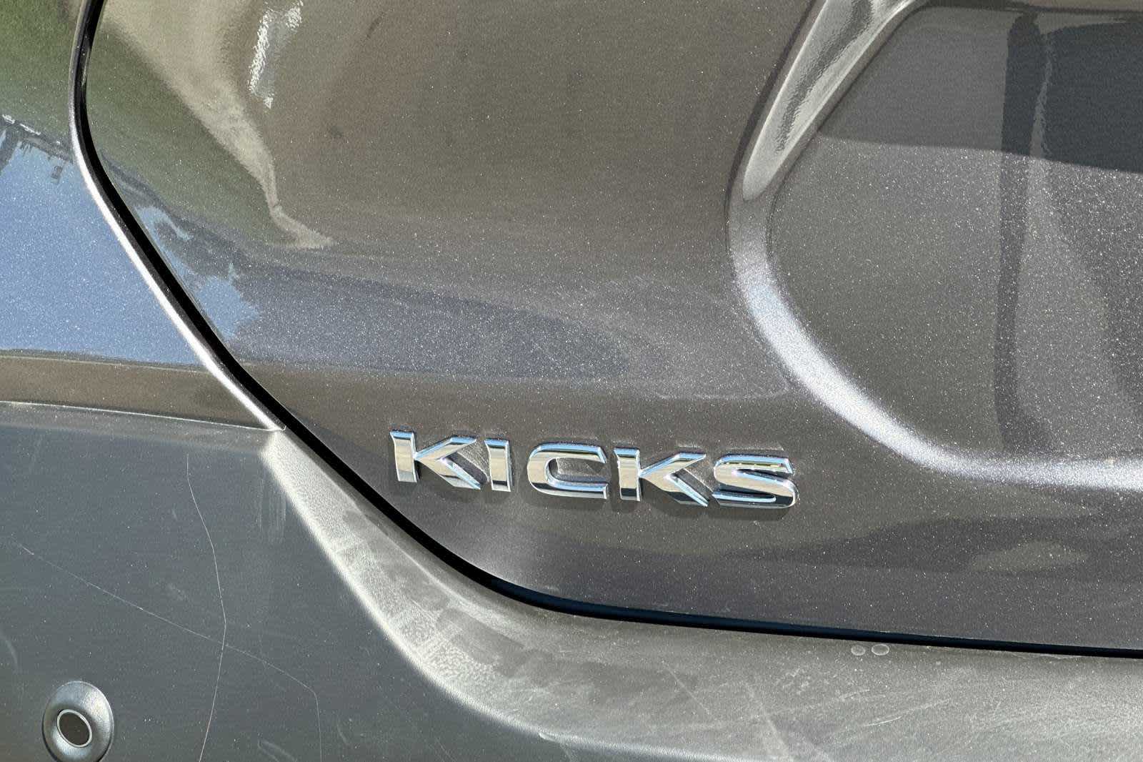 2020 Nissan Kicks S 27