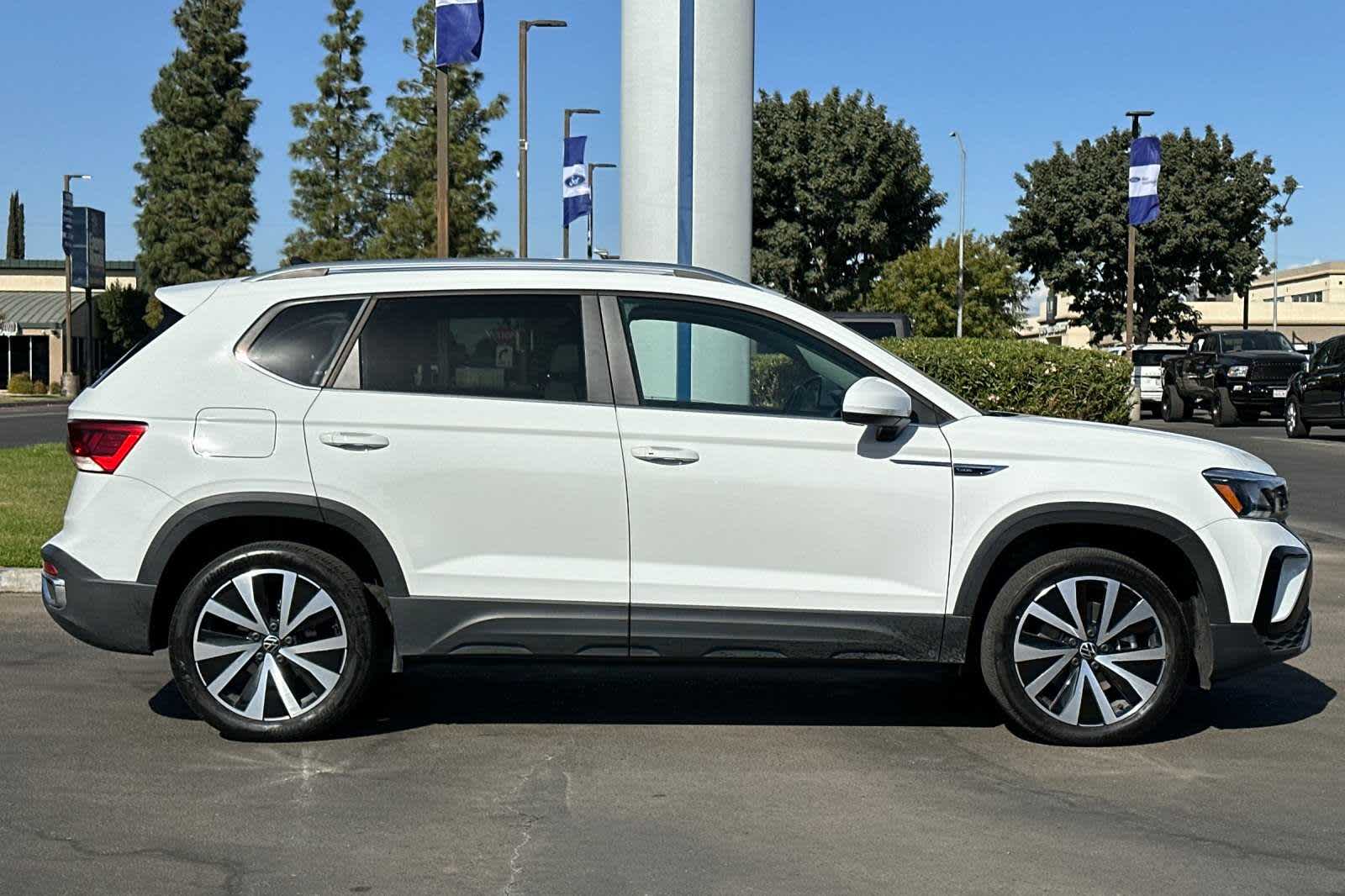 2023 Volkswagen Taos SE 8