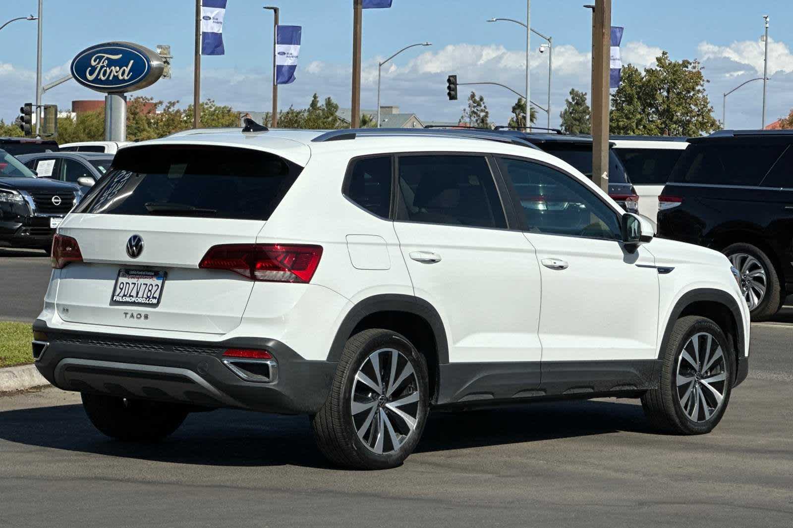 2023 Volkswagen Taos SE 2