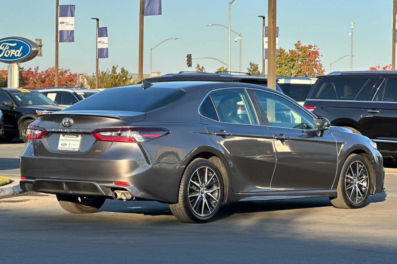 2022 Toyota Camry SE 2