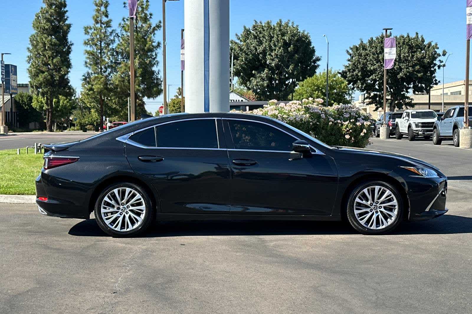 2021 Lexus ES  8