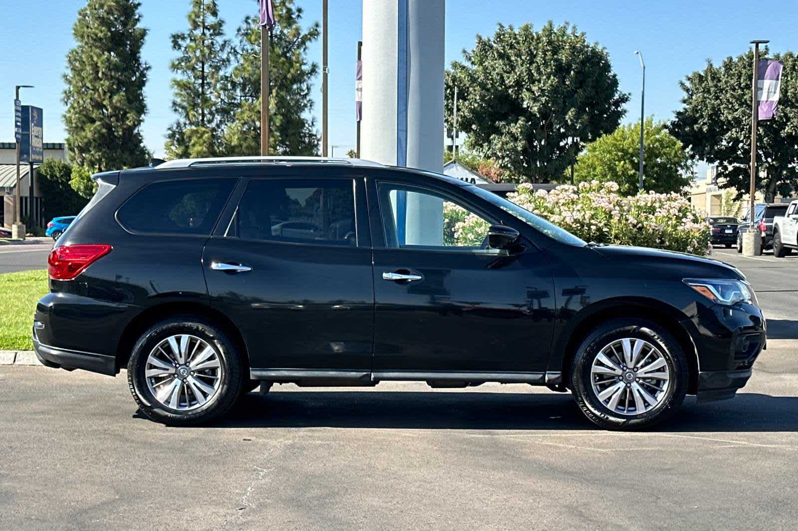 2019 Nissan Pathfinder SL 8