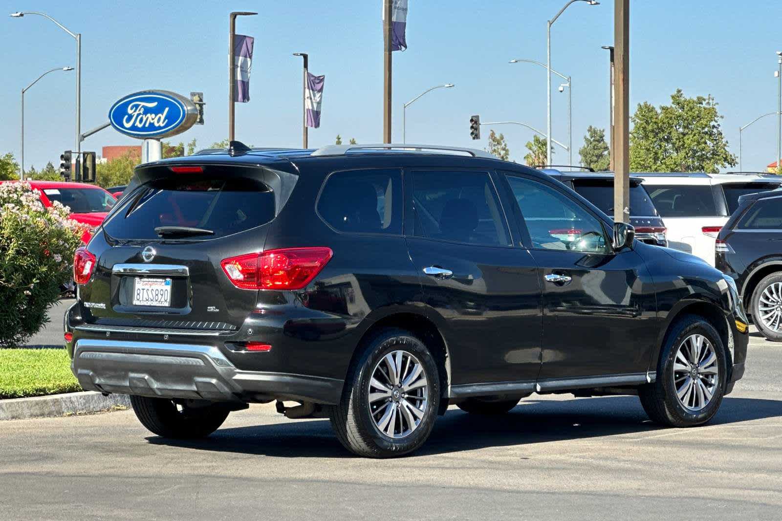 2019 Nissan Pathfinder SL 2