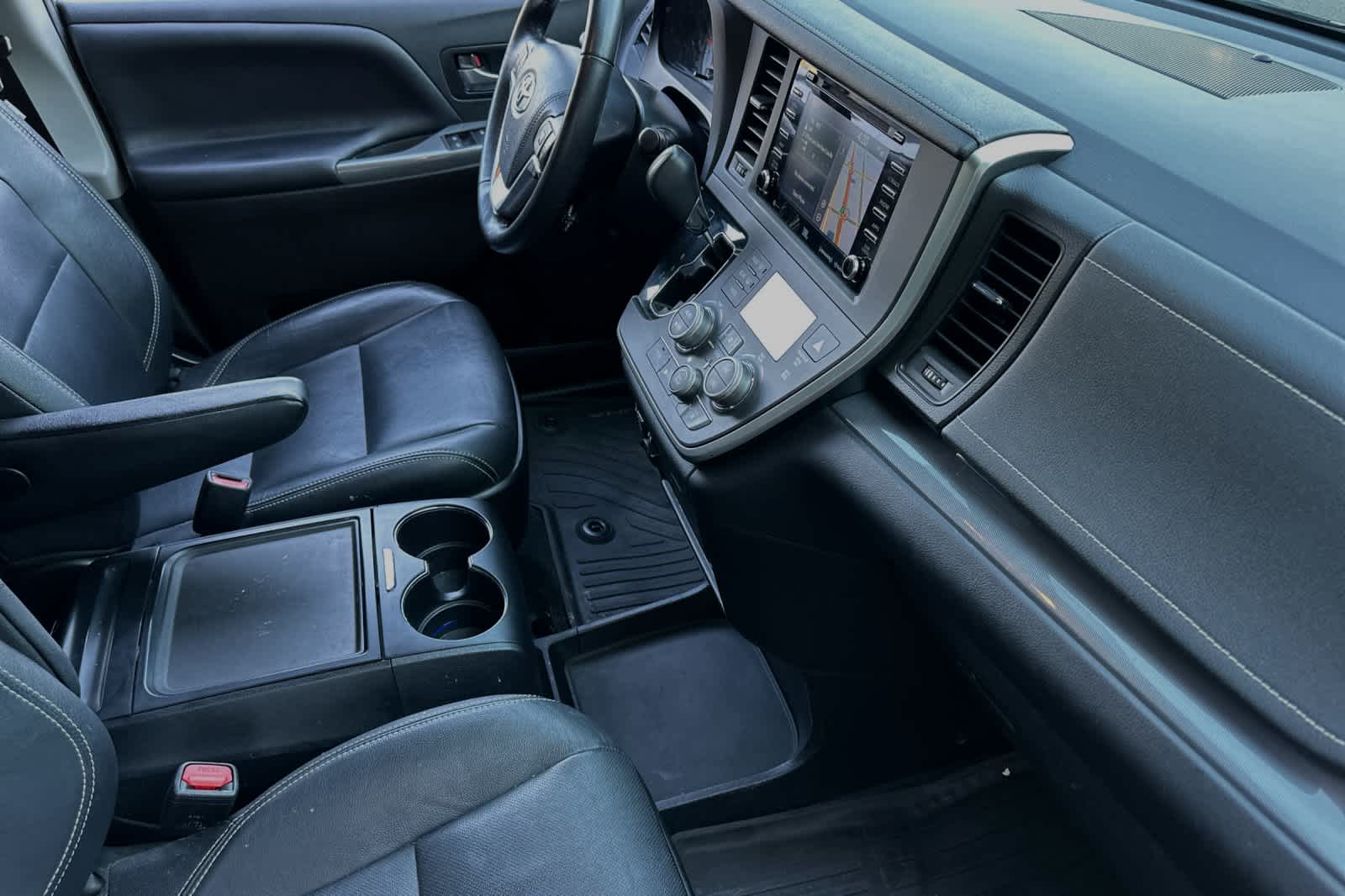 2020 Toyota Sienna SE 16