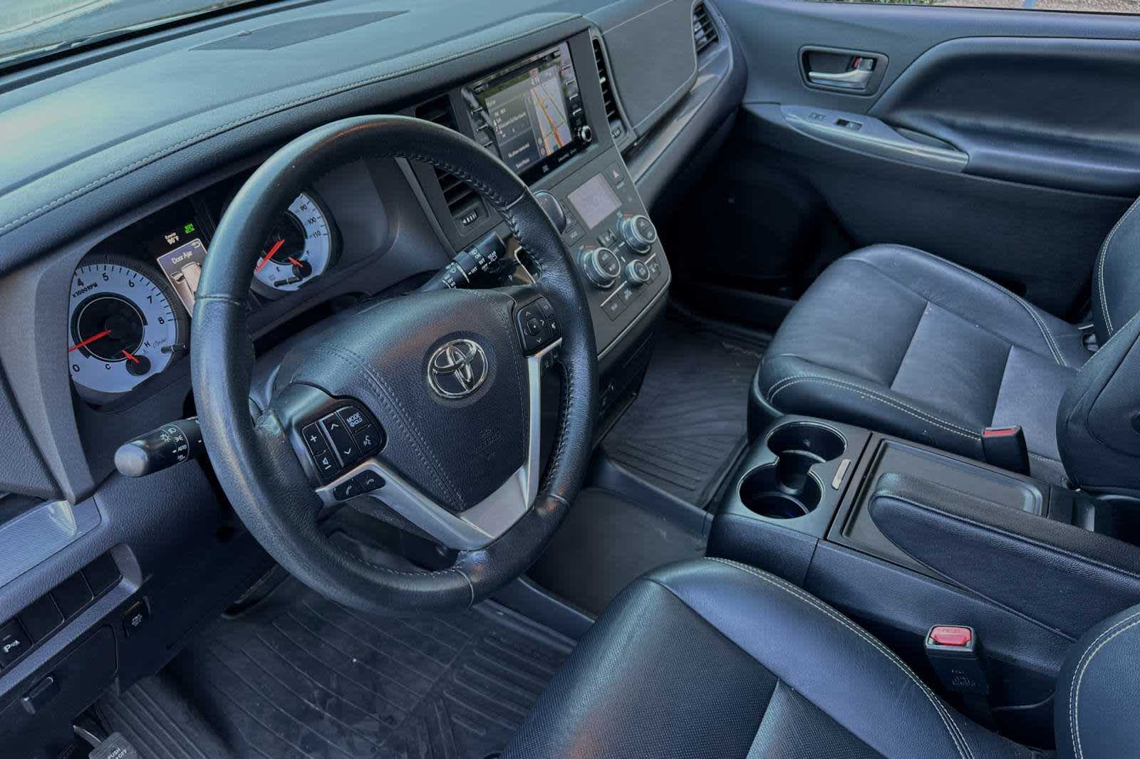 2020 Toyota Sienna SE 11