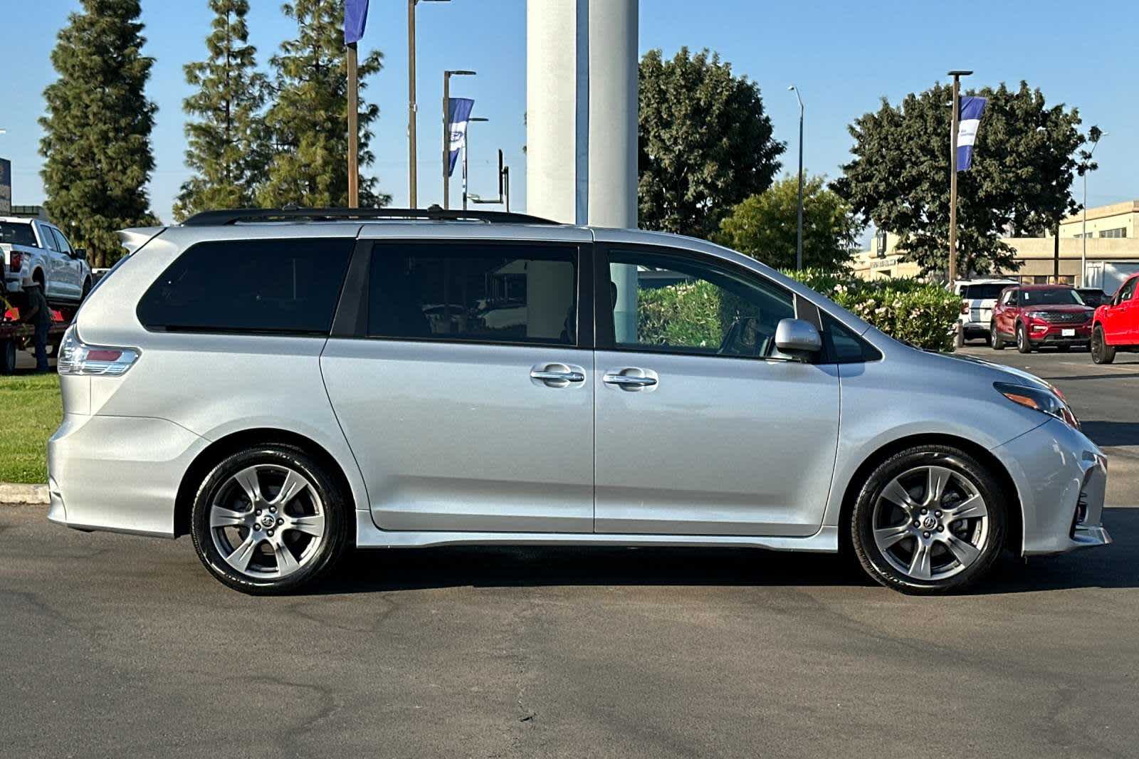 2020 Toyota Sienna SE 8