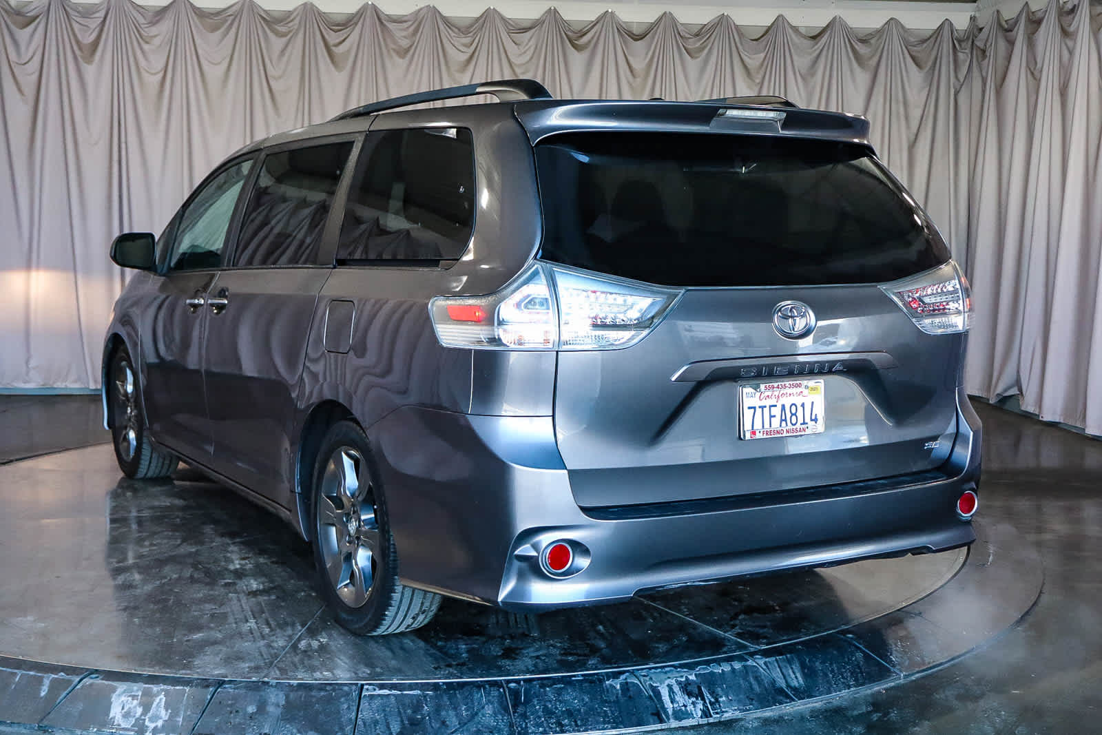 Used 2016 Toyota Sienna SE Premium with VIN 5TDXK3DC4GS735585 for sale in Fresno, CA