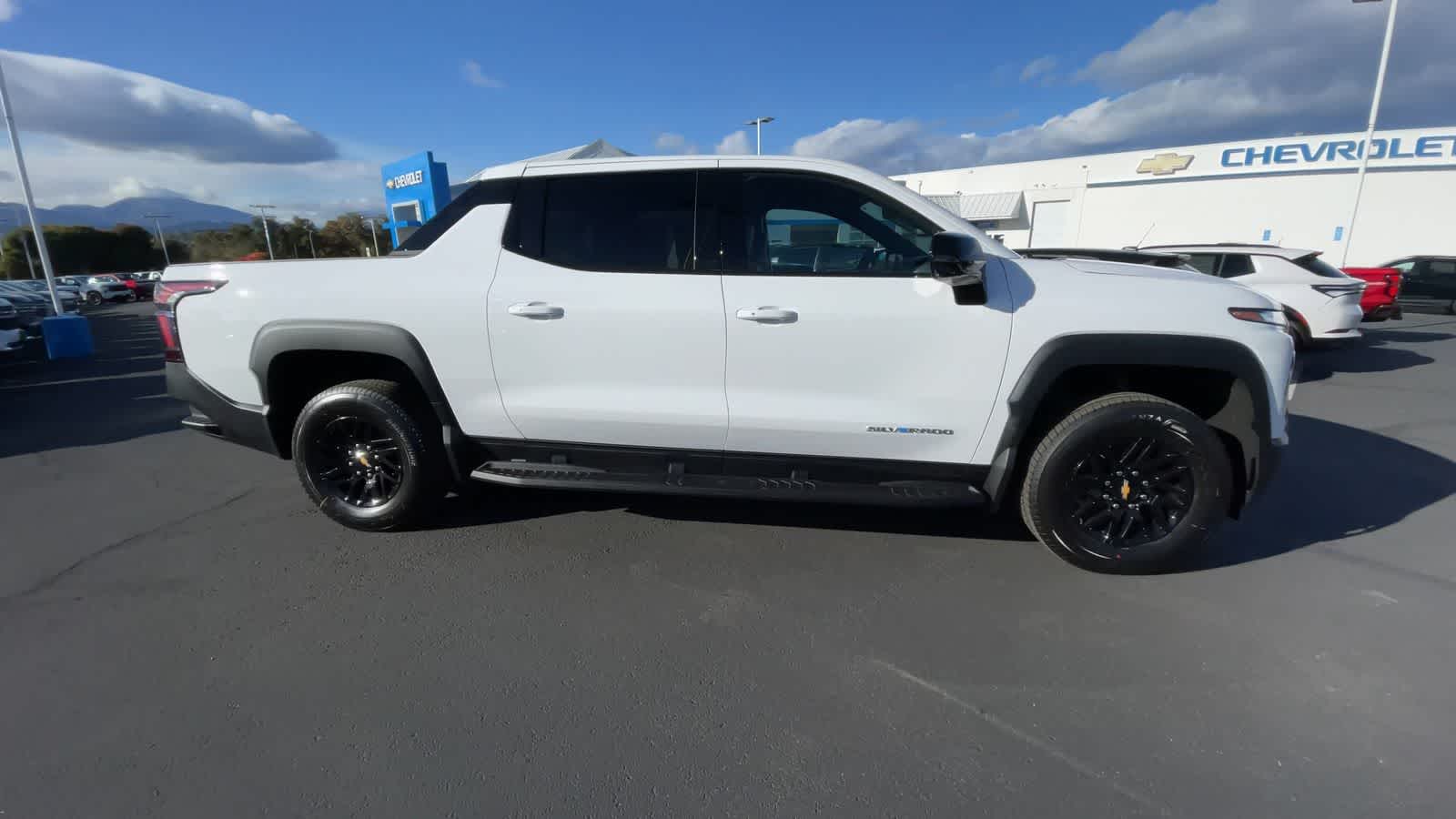 2025 Chevrolet Silverado EV LT e4WD Crew Cab Extended Range 9