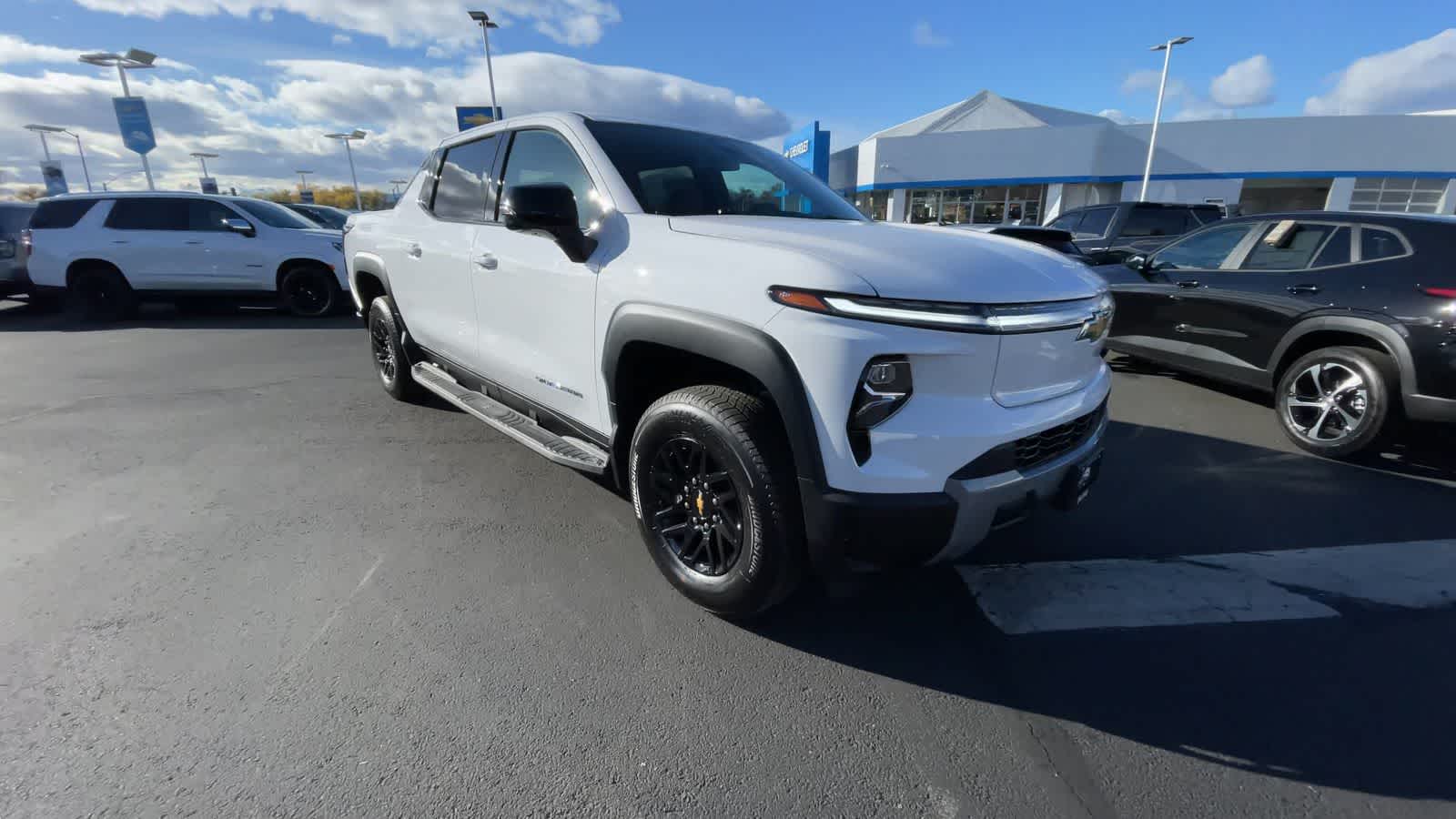 2025 Chevrolet Silverado EV LT e4WD Crew Cab Extended Range 2