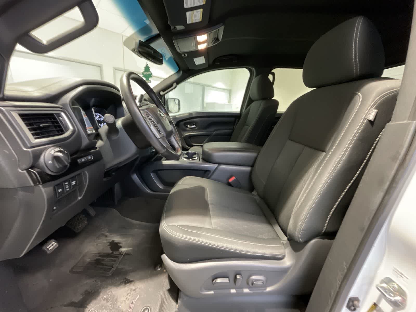 2019 Nissan Titan SV 4x4 Crew Cab 19