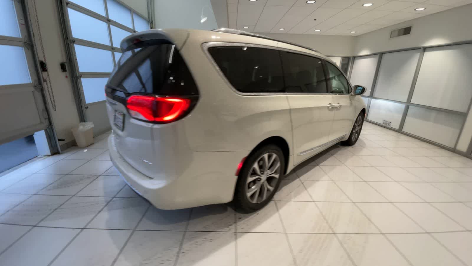 2017 Chrysler Pacifica Limited 8