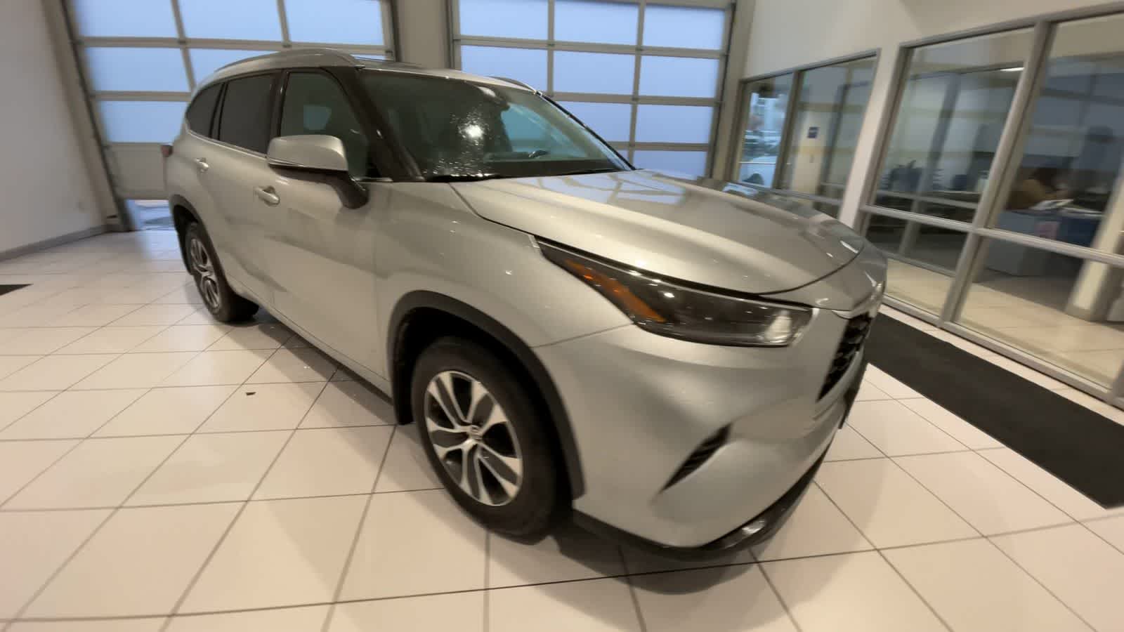 2021 Toyota Highlander XLE 2