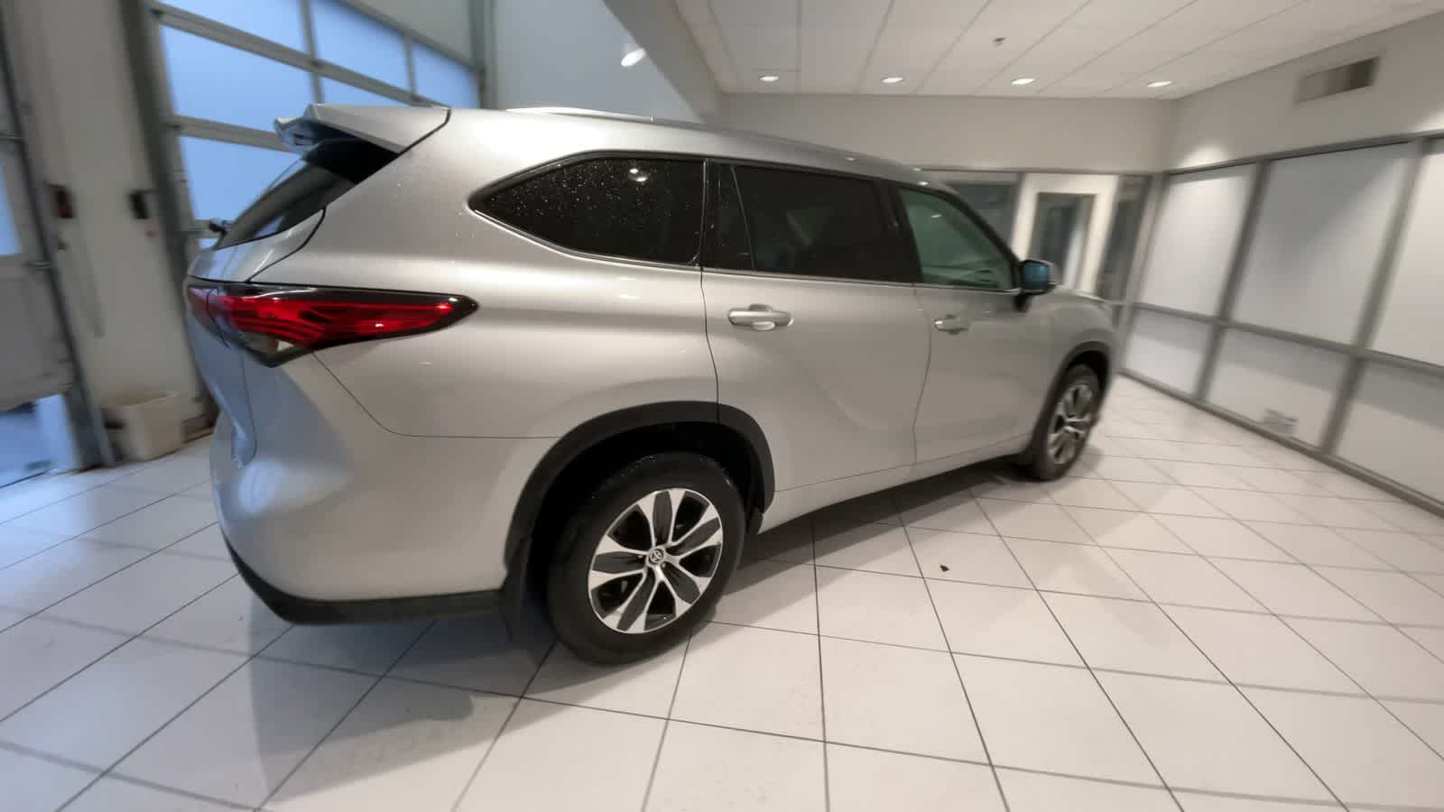 2021 Toyota Highlander XLE 8