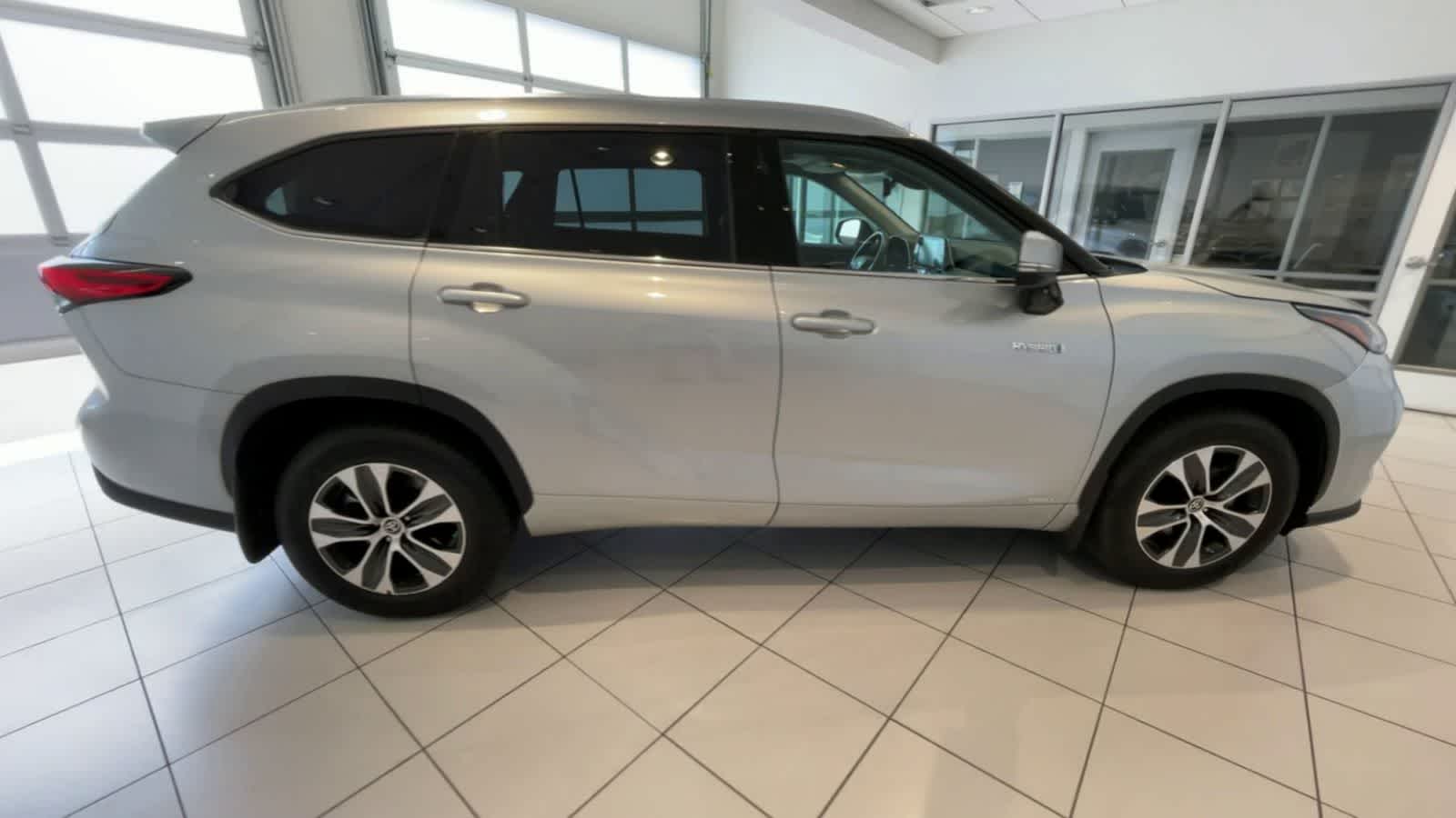 2021 Toyota Highlander Hybrid XLE 9