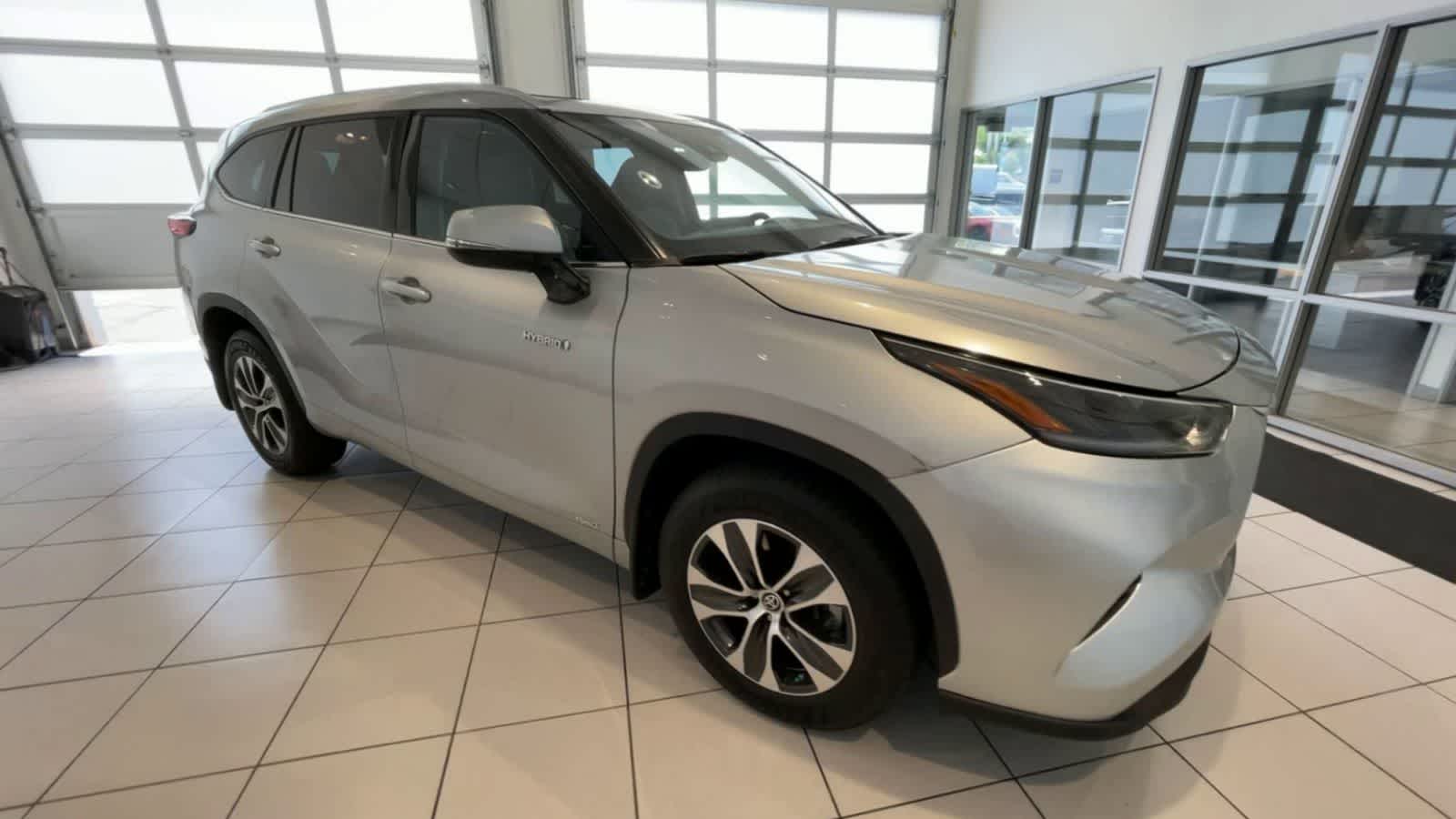 2021 Toyota Highlander Hybrid XLE 2