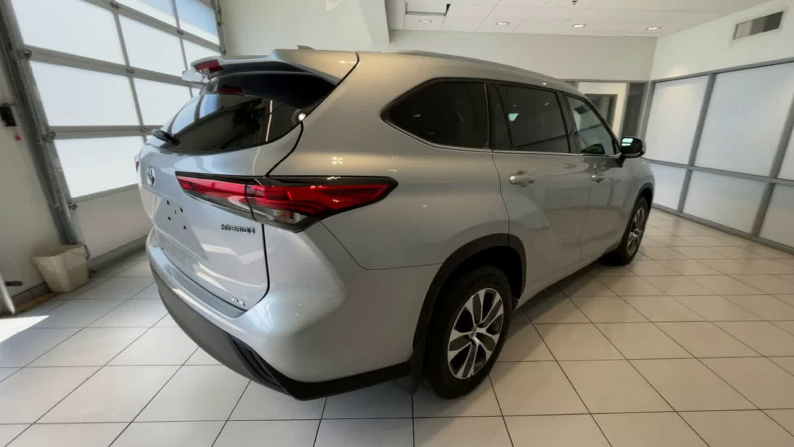 2021 Toyota Highlander Hybrid XLE 8