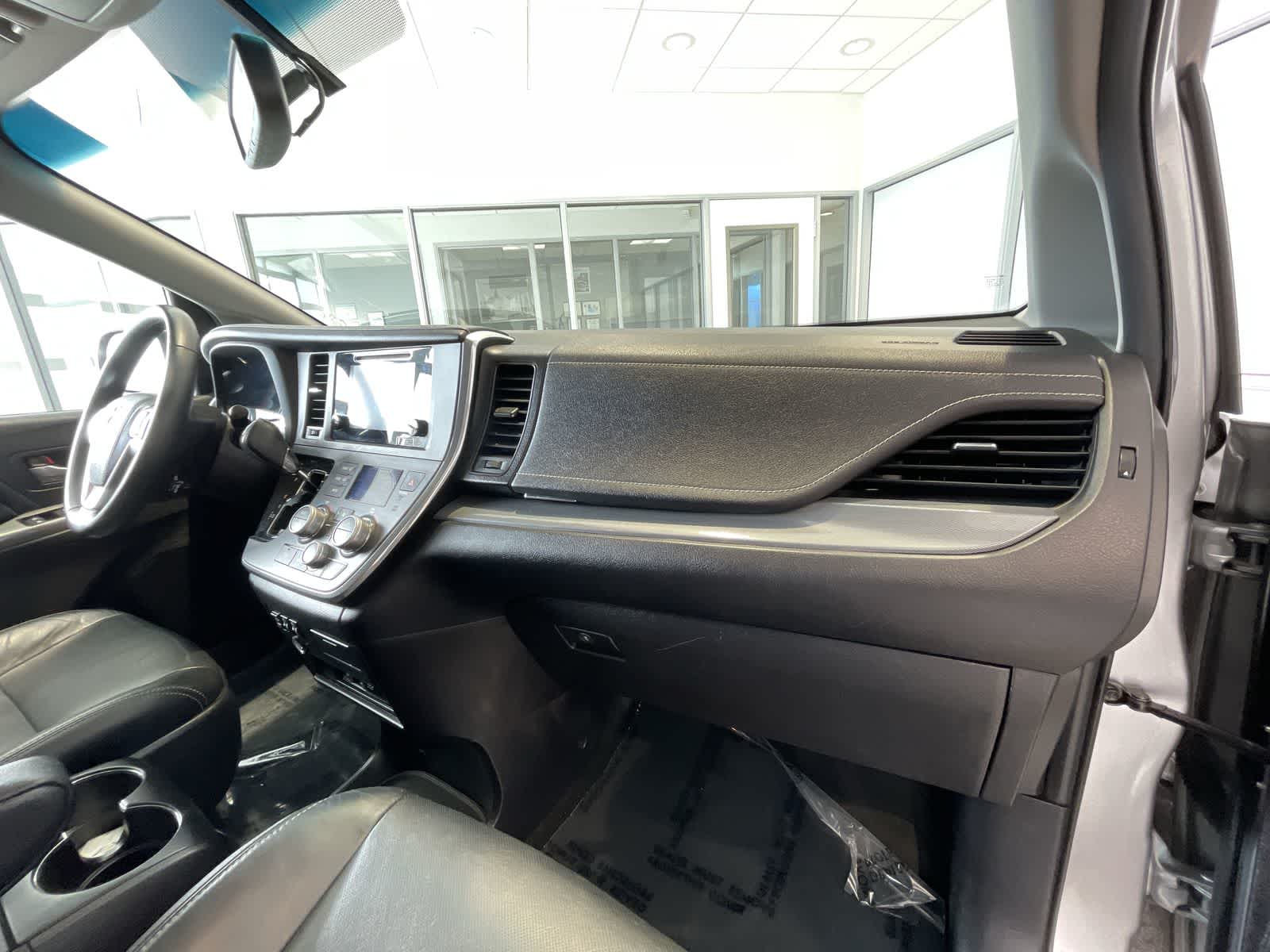 2015 Toyota Sienna SE Premium 29