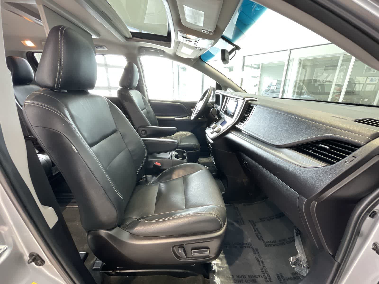 2015 Toyota Sienna SE Premium 28