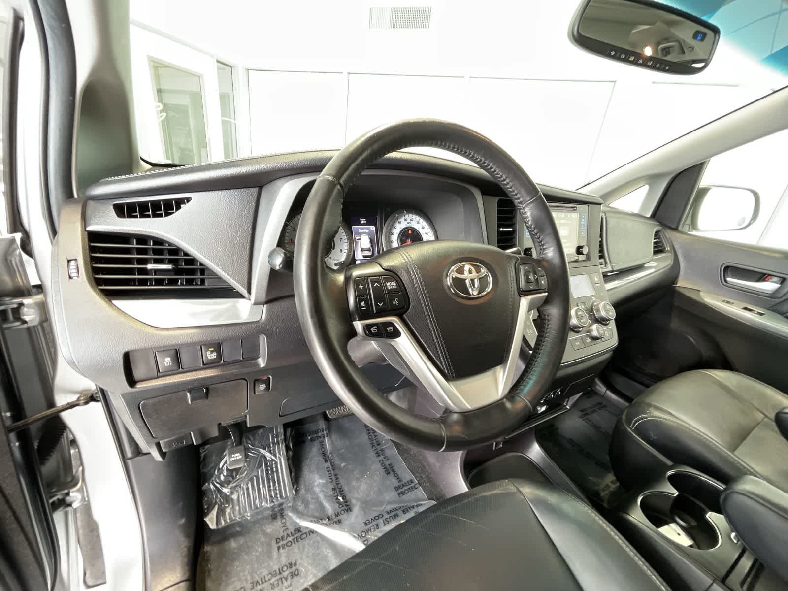 2015 Toyota Sienna SE Premium 10