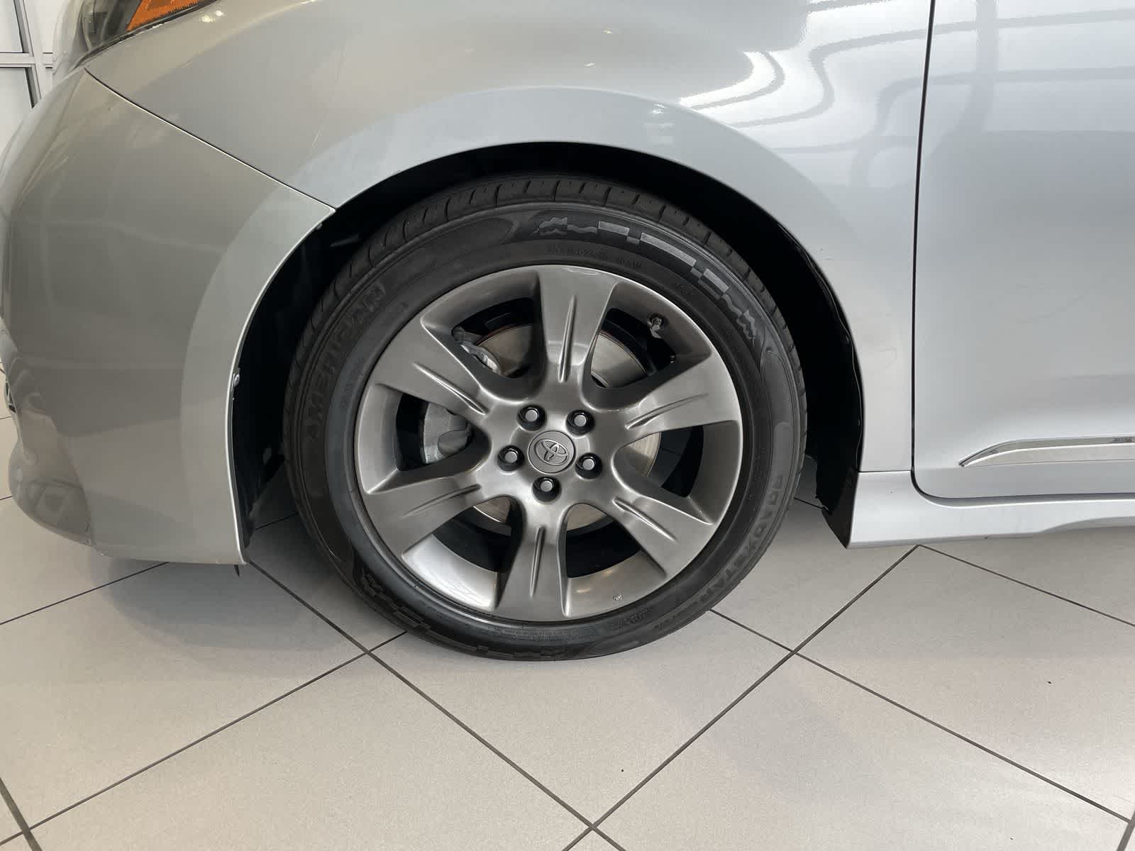 2015 Toyota Sienna SE Premium 33