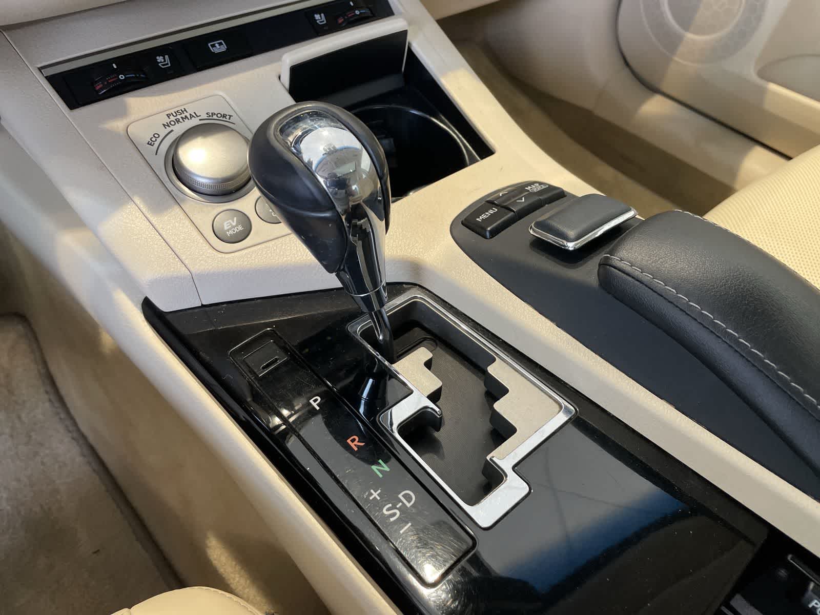 2013 Lexus ES 300h Hybrid 16