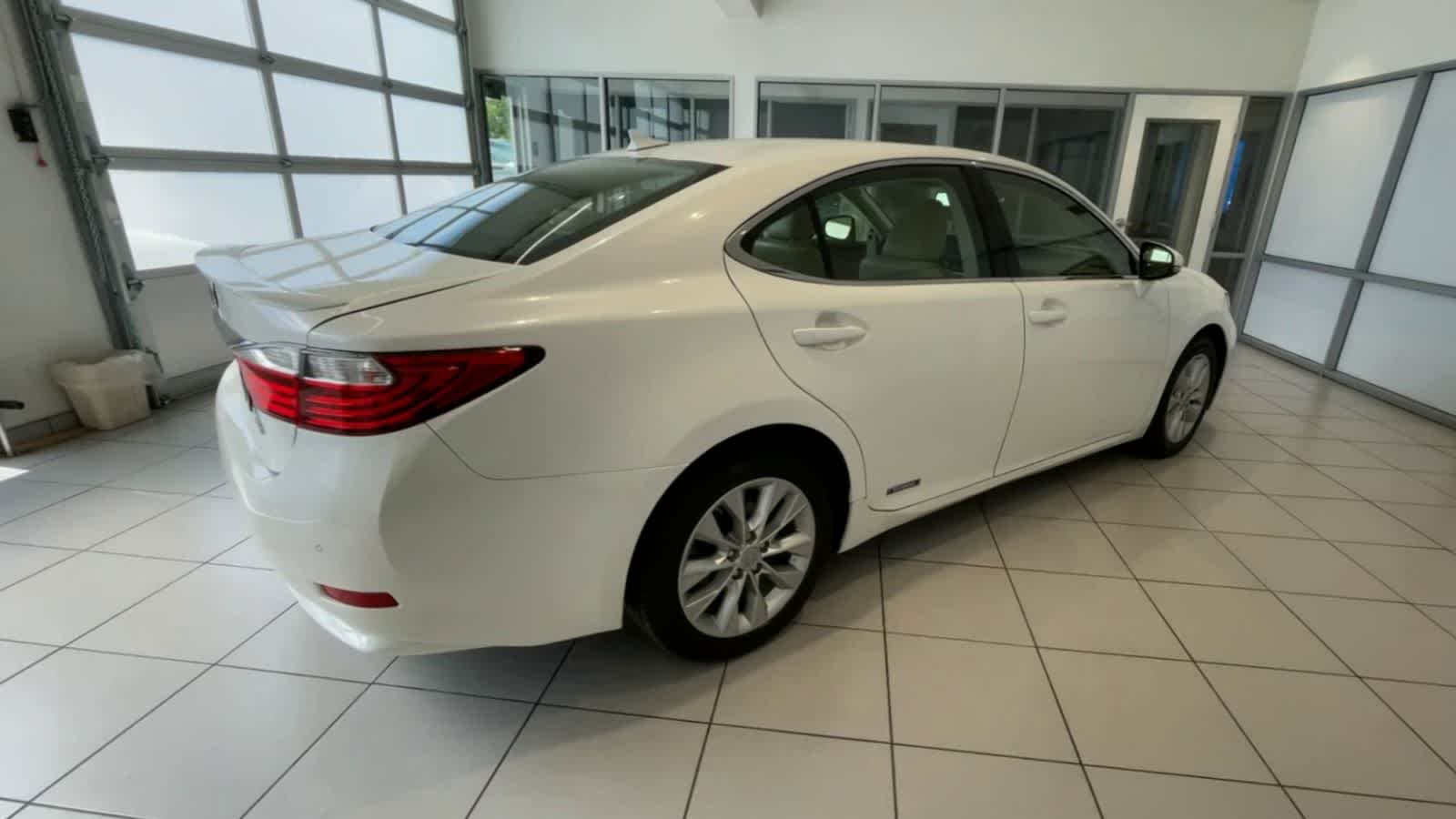 2013 Lexus ES 300h Hybrid 8