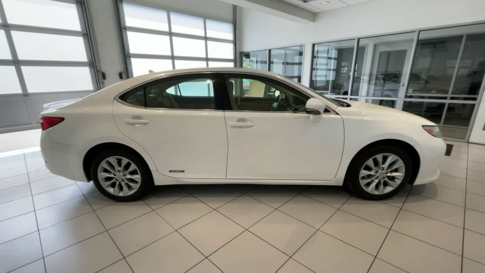 2013 Lexus ES 300h Hybrid 9