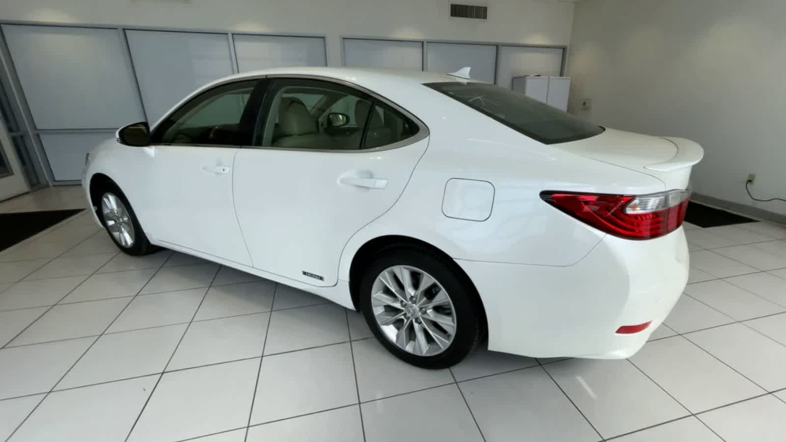 2013 Lexus ES 300h Hybrid 6