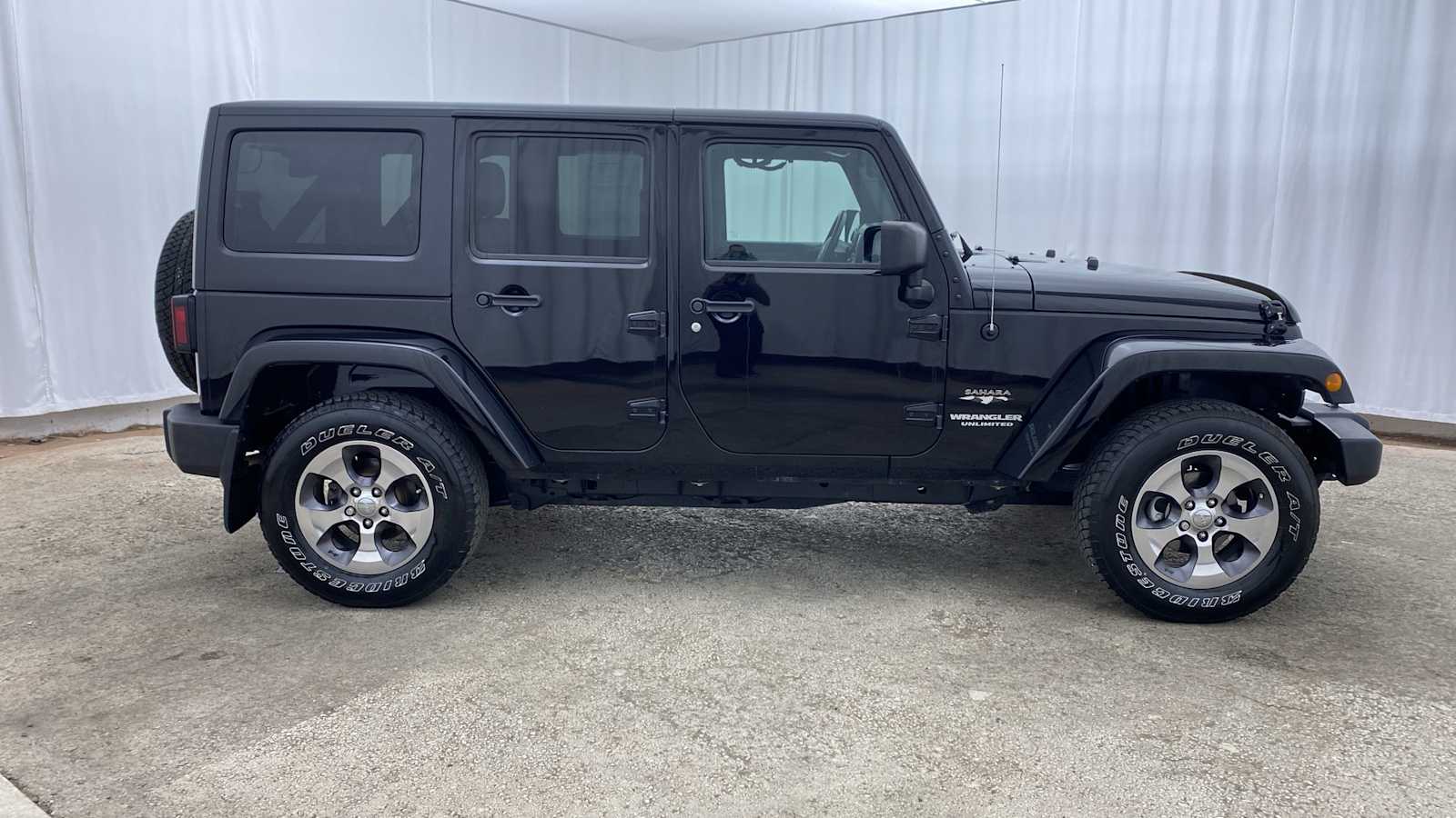 2016 Jeep Wrangler Unlimited Sahara 31