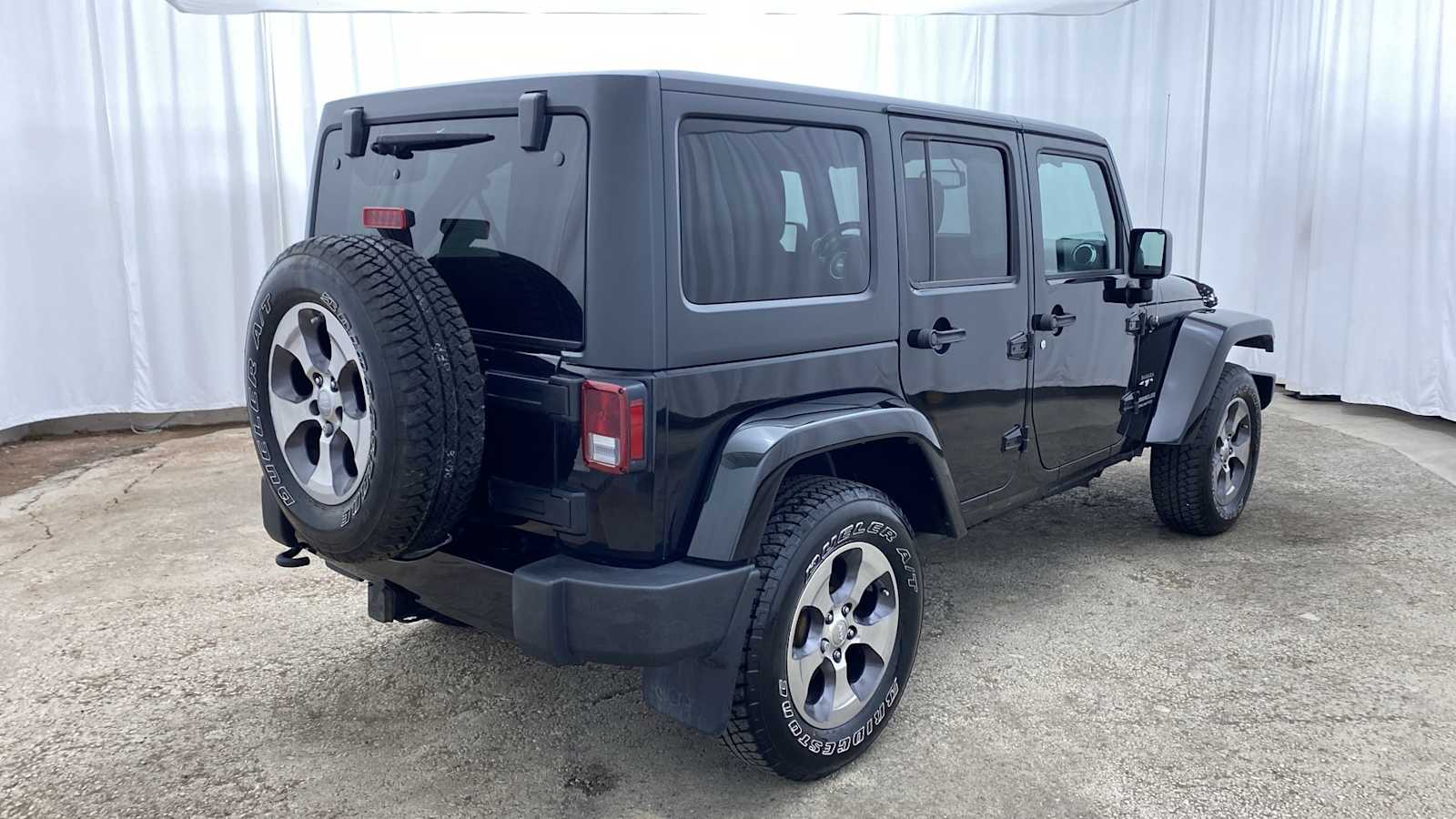 2016 Jeep Wrangler Unlimited Sahara 30