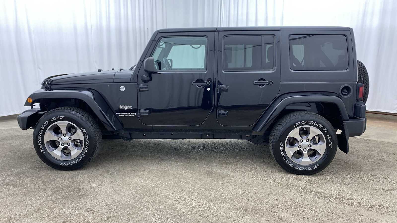 2016 Jeep Wrangler Unlimited Sahara 27