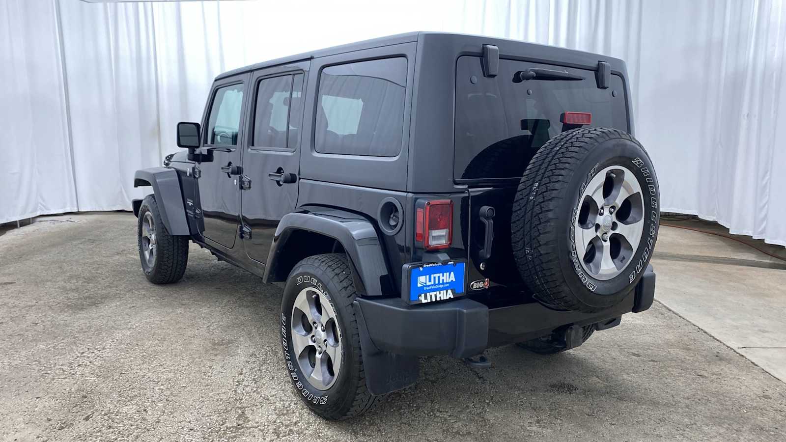 2016 Jeep Wrangler Unlimited Sahara 28