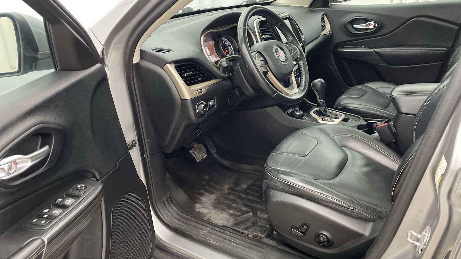 View vehicle photo 2